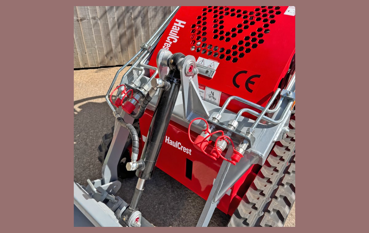 Auxiliary hydraulic quick couplers for running attachments